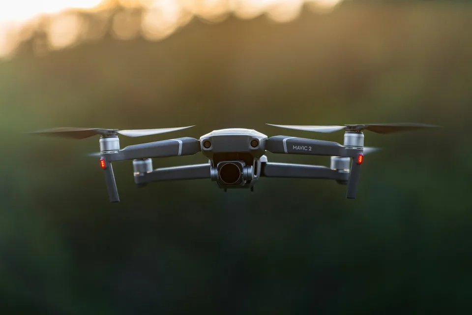 Havada asılı duran drone
