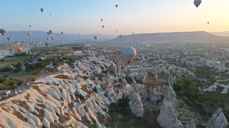 Peribacaları ve balonlar üzerinde drone görüntüsü