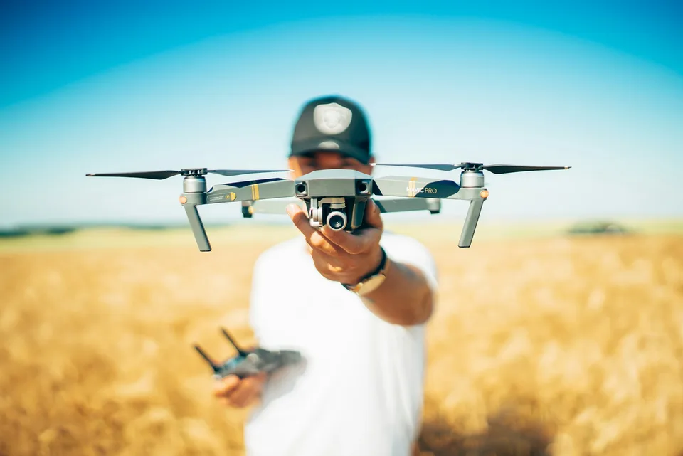Elinde drone tutan pilot
