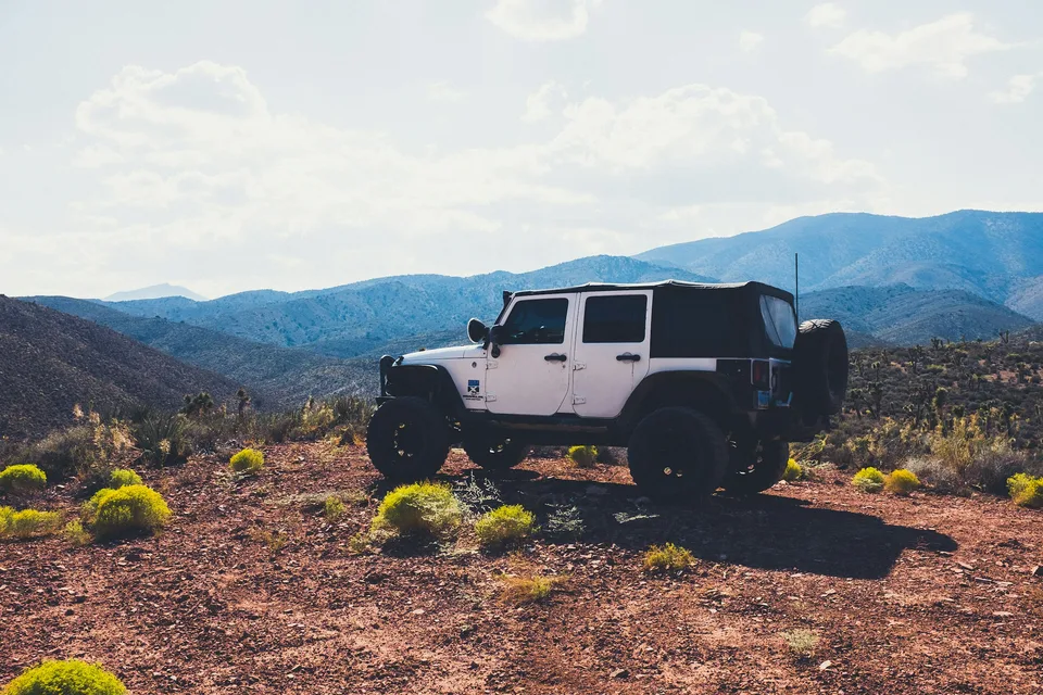 Kayalık arazide beyaz jeep