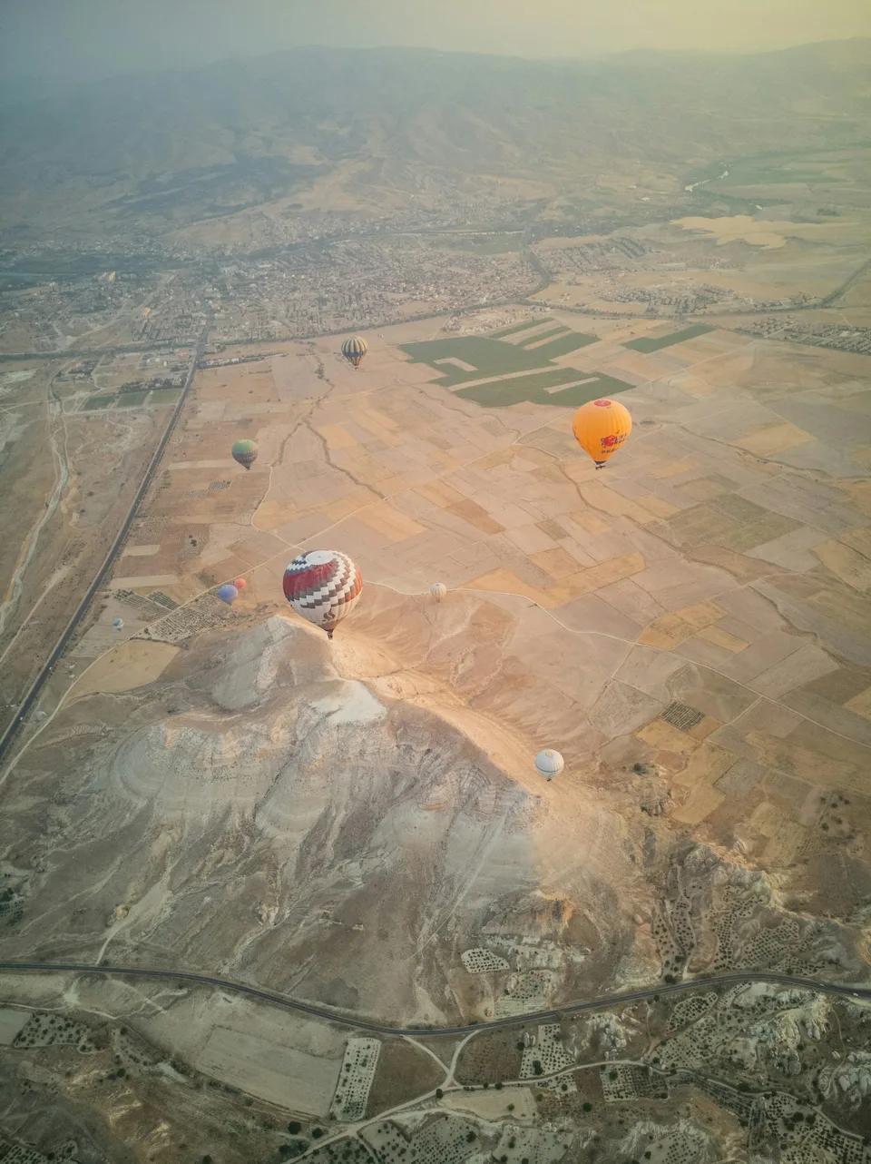 Balonlar ve tarlalar üzerinde kuşbakışı görünüm