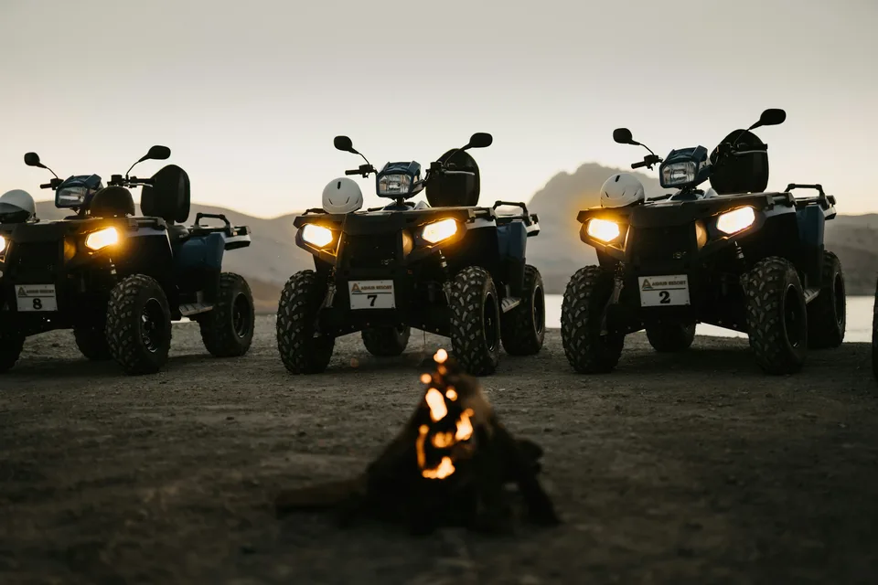 Kamp ateşi başında park edilmiş ATV'ler