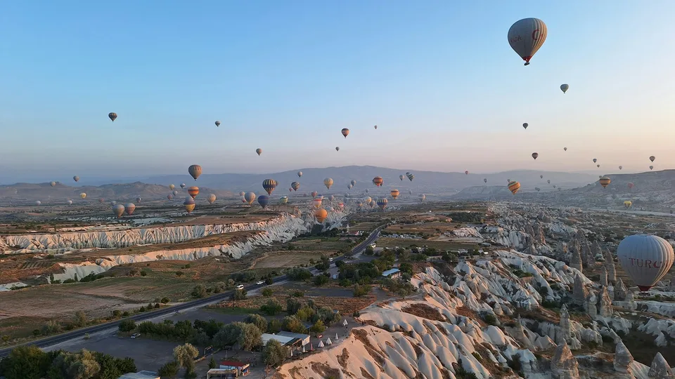 Kapadokya vadileri üzerinde sıcak hava balonları