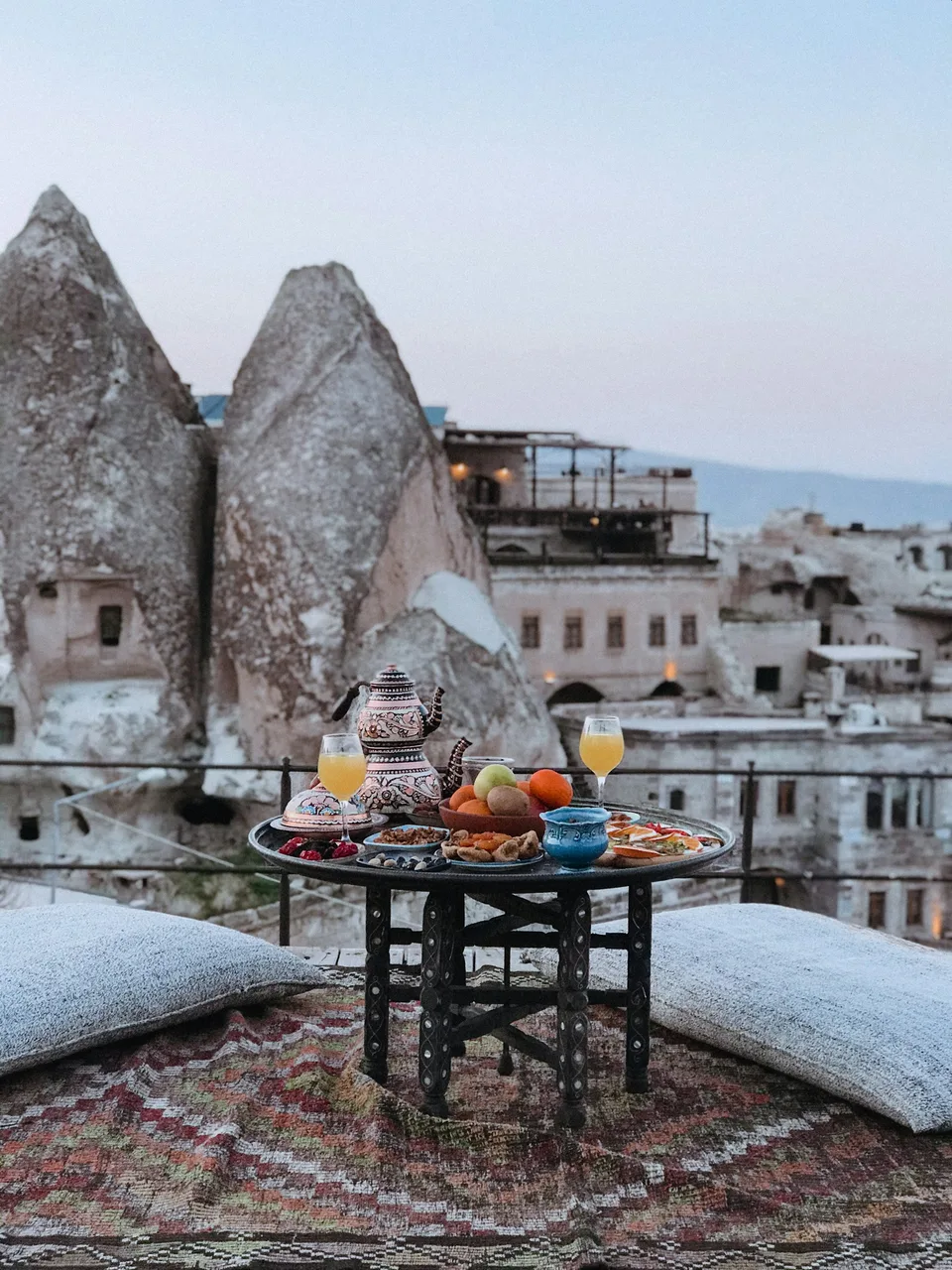 Peribacası manzaralı terasta kahvaltı sofrası
