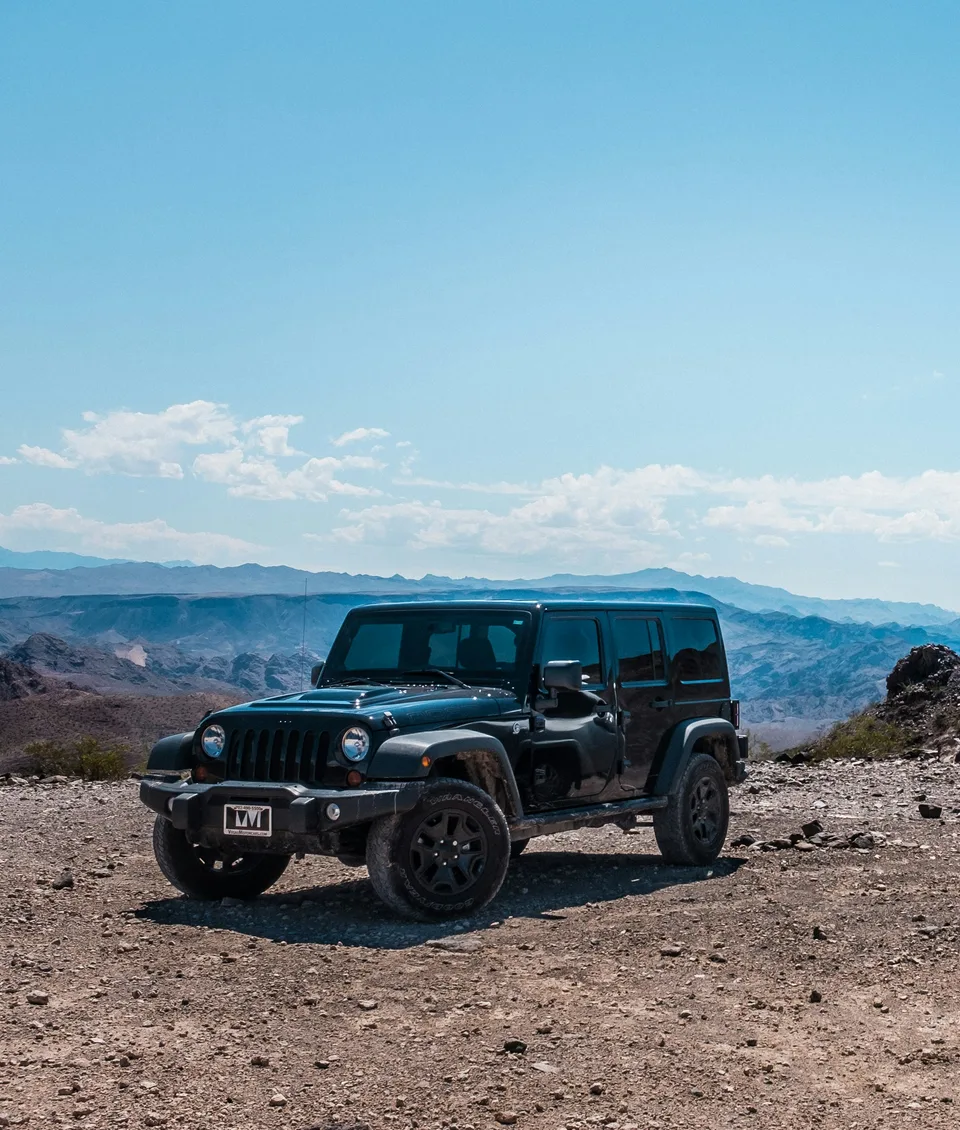 Manzara noktasında siyah jeep