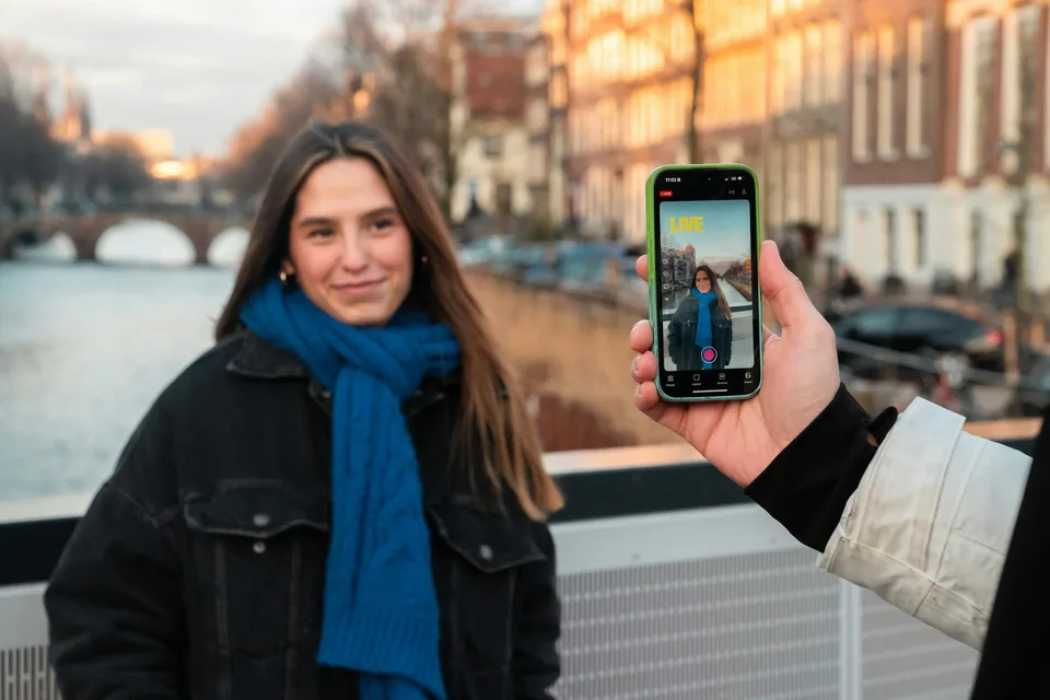 Telefonla dikey video çekilen kadın