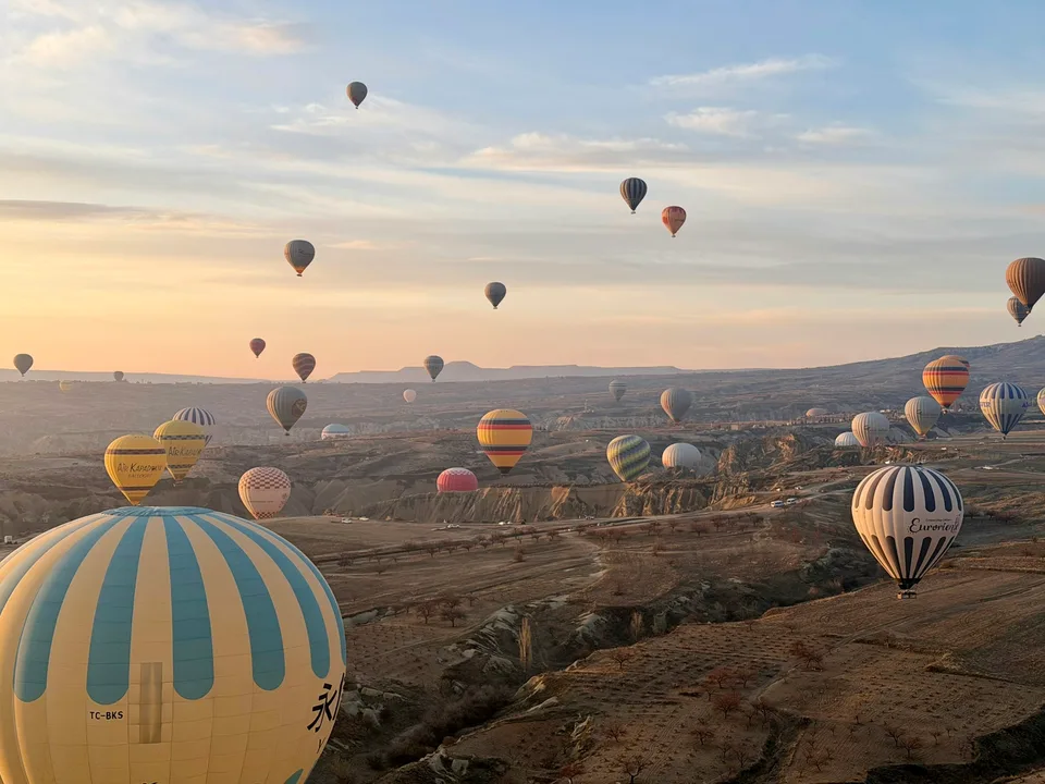 Gün doğumunda Kapadokya üzerinde balonlar