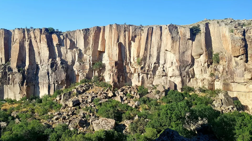 Ihlara Vadisi'nin dik kanyon duvarları