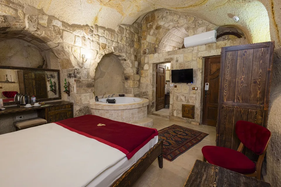 Deluxe Jacuzzi Room 109 - Under Cave Hotel