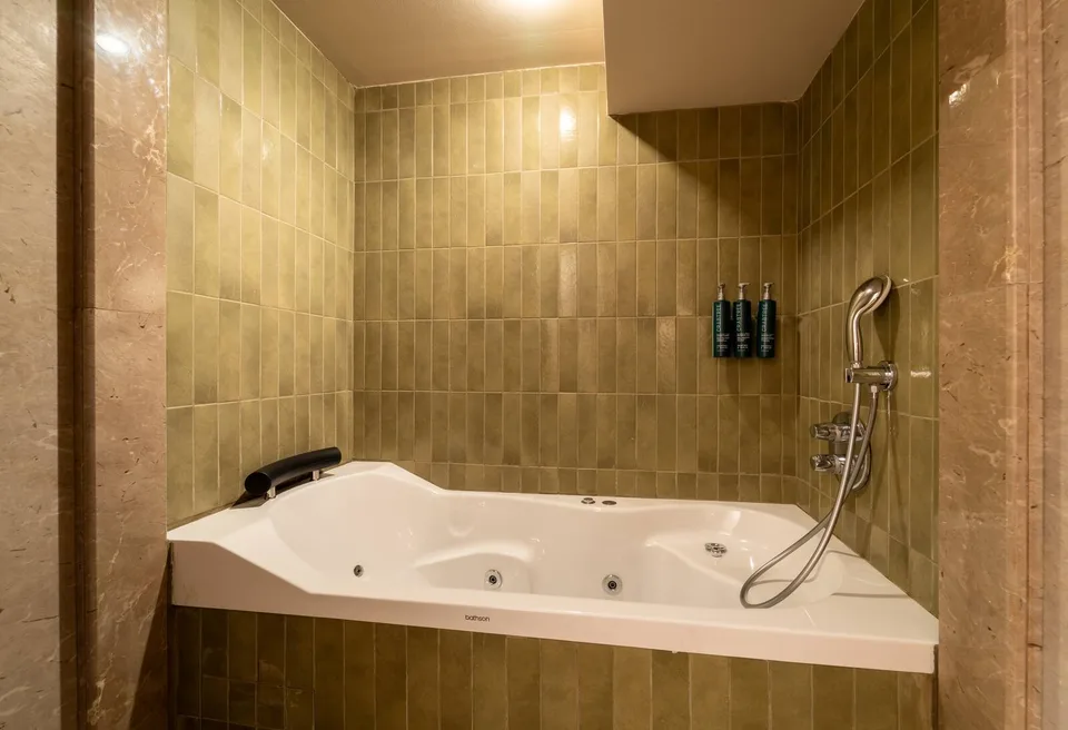 King One Bedroom Suite, DoubleTree by Hilton Avanos - Cappadocia – in-room bathtub