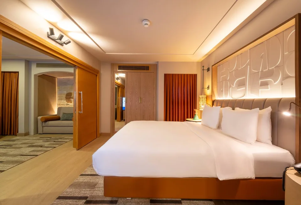 King One Bedroom Suite, DoubleTree by Hilton Avanos - Cappadocia – odanın iç görünümü