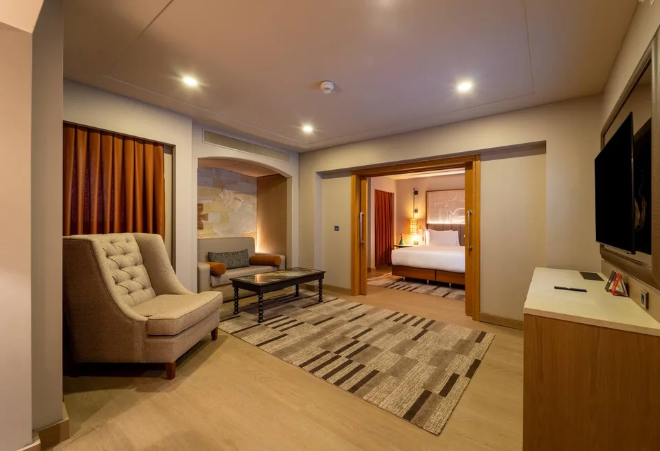 King One Bedroom Suite, DoubleTree by Hilton Avanos - Cappadocia – room sitting area