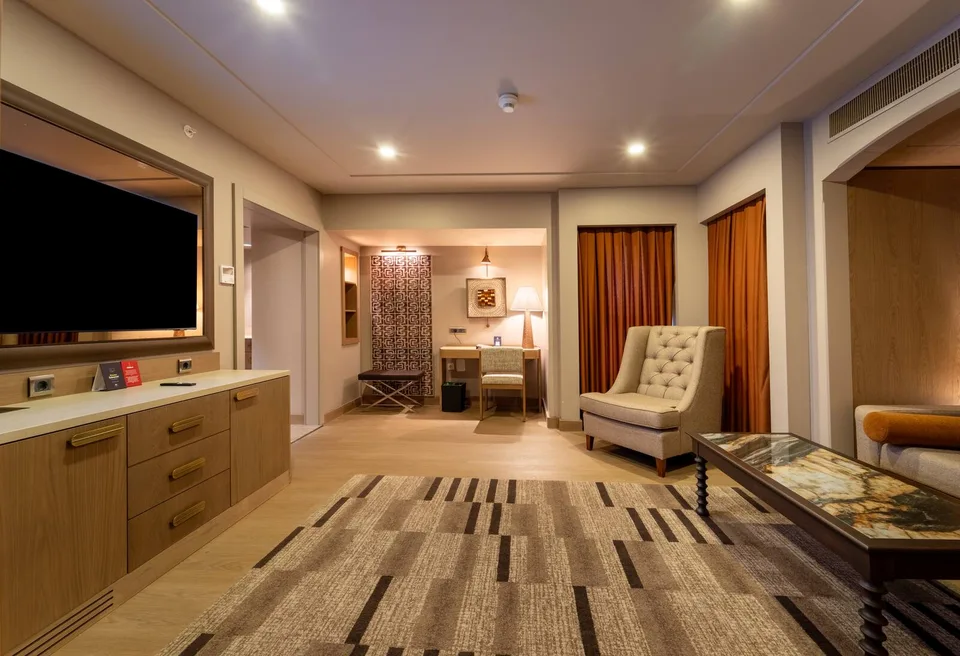 King One Bedroom Suite, DoubleTree by Hilton Avanos - Cappadocia – room sitting area