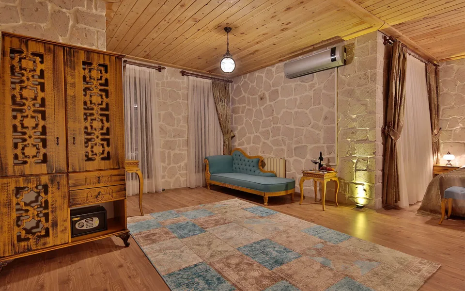 King Suite, Elevres Stone House – odanın iç görünümü