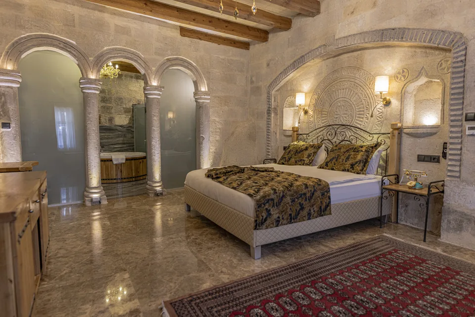 Junior Suite Room With Turkish Bath, Göreme Cave Suites – odanın iç görünümü