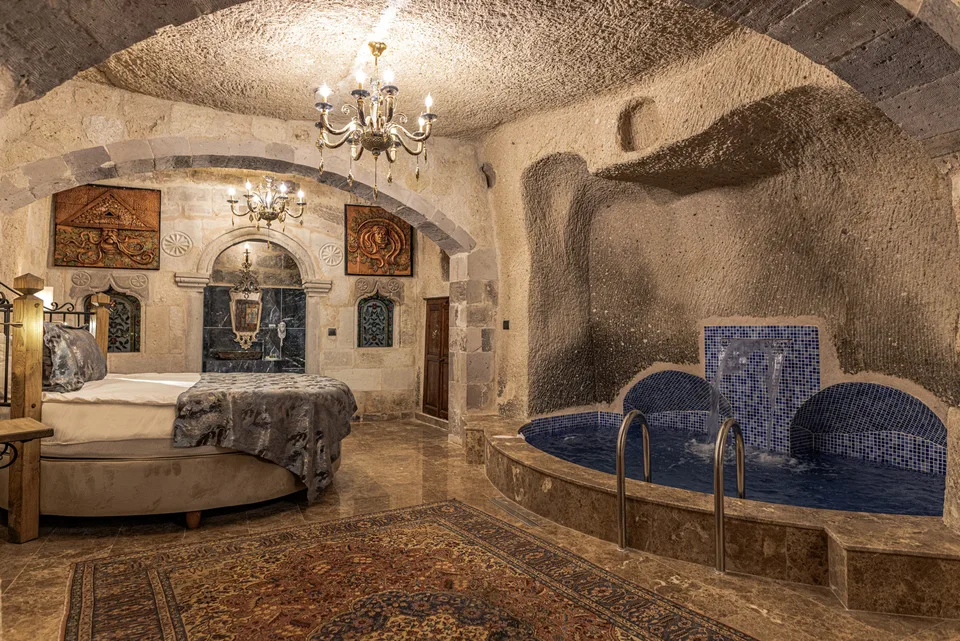 Room With Pool, Göreme Cave Suites – odanın iç görünümü