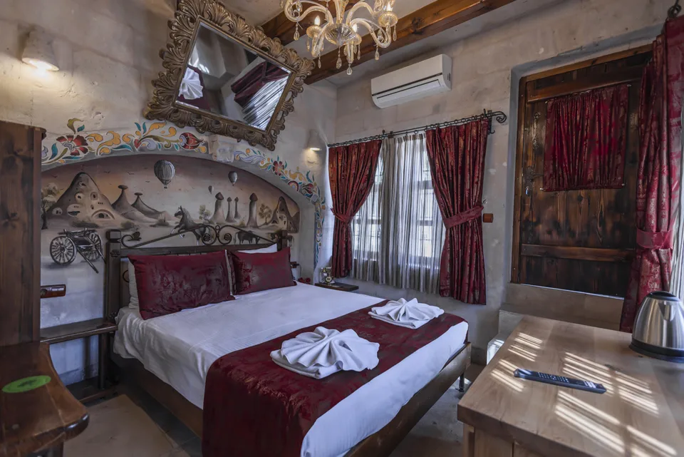 Standart Balcony Room, Göreme Cave Suites – odanın iç görünümü