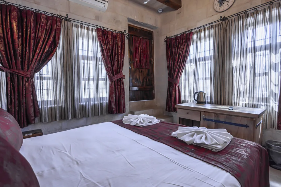 Standart Balcony Room, Göreme Cave Suites – odanın iç görünümü