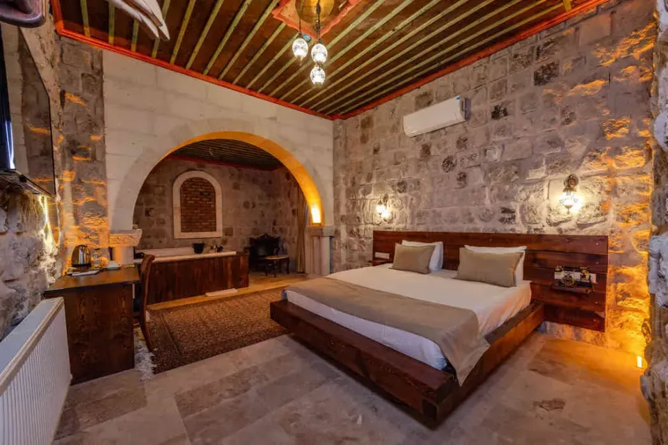 Apollon, Latona Stone Palace – room interior
