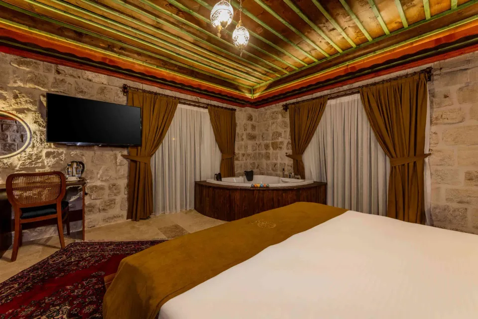 Ares, Latona Stone Palace – odanın iç görünümü