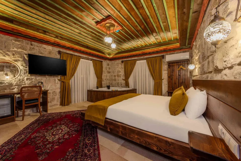 Ares, Latona Stone Palace – odanın iç görünümü