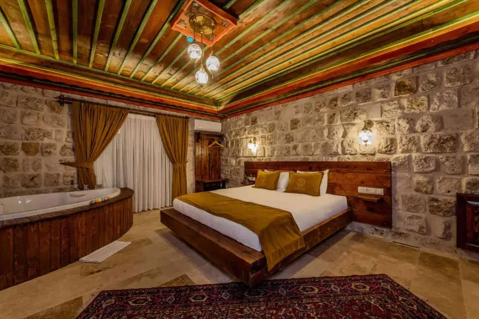 Ares, Latona Stone Palace – room interior