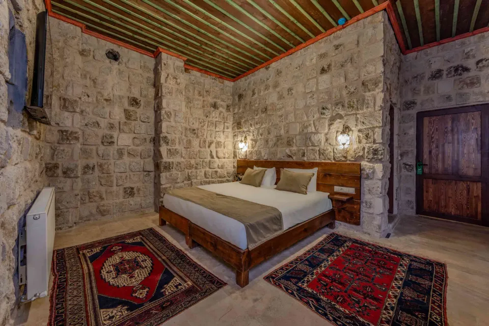 Demeter, Latona Stone Palace – odanın iç görünümü