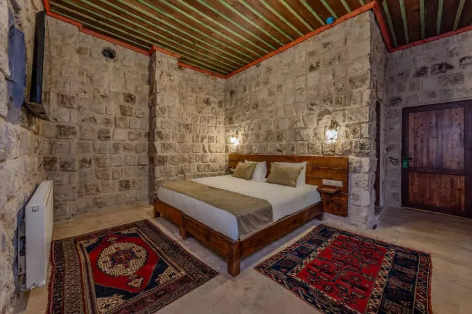 Demeter, Latona Stone Palace – room interior