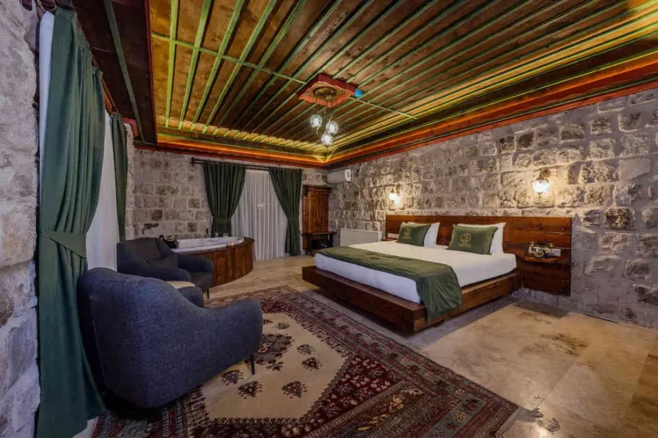 Dionysos, Latona Stone Palace – room interior