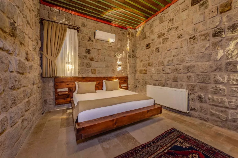Kronos, Latona Stone Palace – odanın iç görünümü