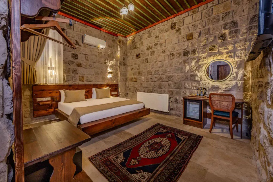 Kronos, Latona Stone Palace – odanın iç görünümü