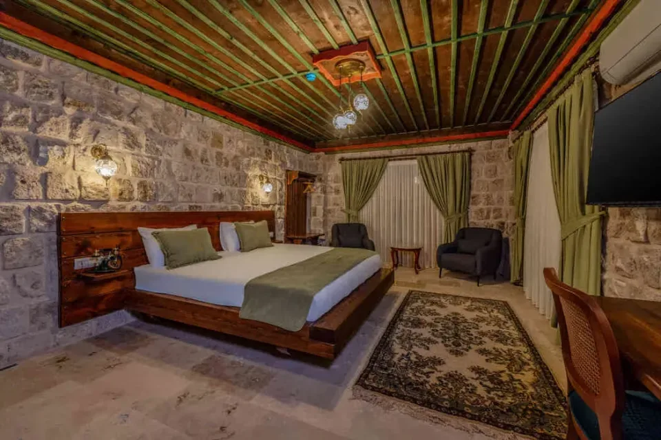 Moneta, Latona Stone Palace – room interior