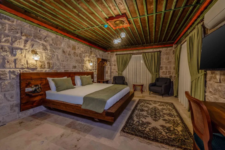 Moneta, Latona Stone Palace – odanın iç görünümü