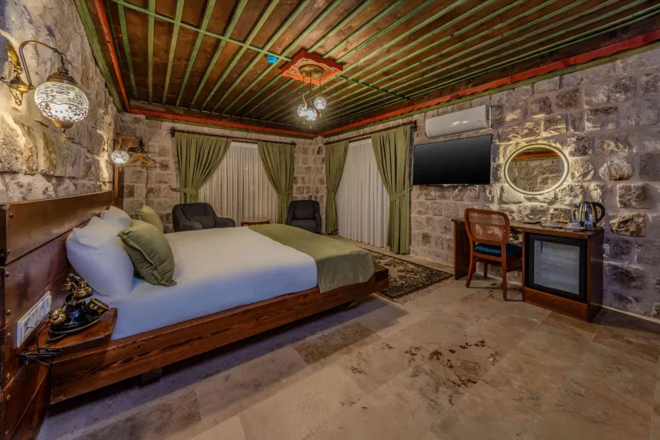 Moneta, Latona Stone Palace – odanın iç görünümü