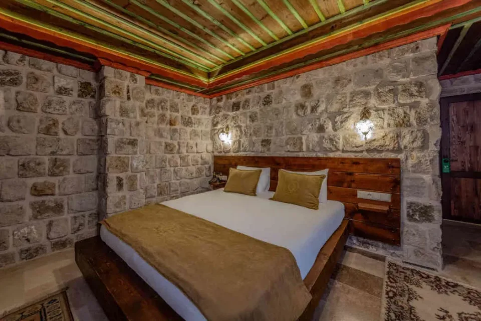 Poseidon, Latona Stone Palace – room interior