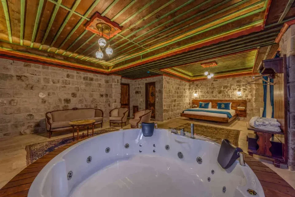 Zeus, Latona Stone Palace – room interior