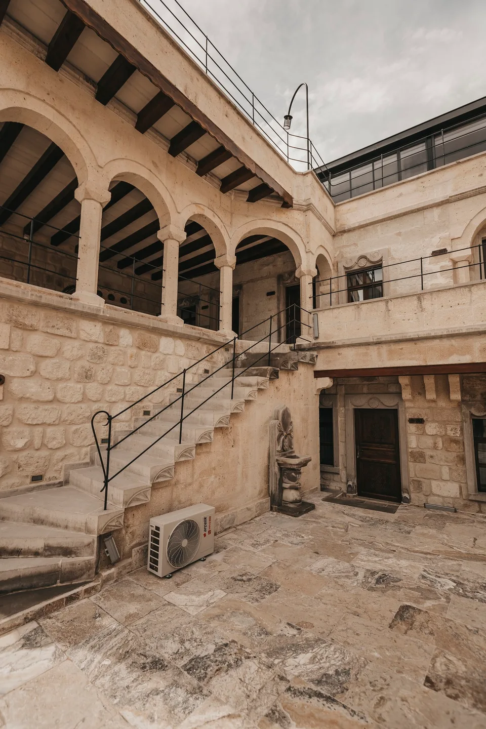 Medusa Cave Hotel – courtyard