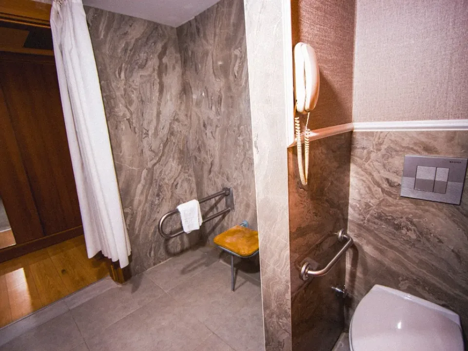 Engelli Odası, Suhan Kapadokya – banyo