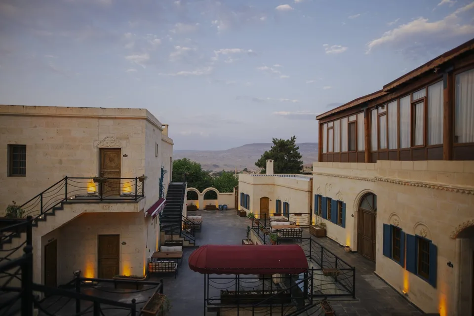 Yılkı Cave Suites – courtyard